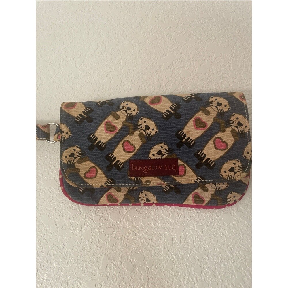 Bungalow 360 Canvas Wristlet Clutch Wallet Handbag Bag Travel Beaver Print Clean